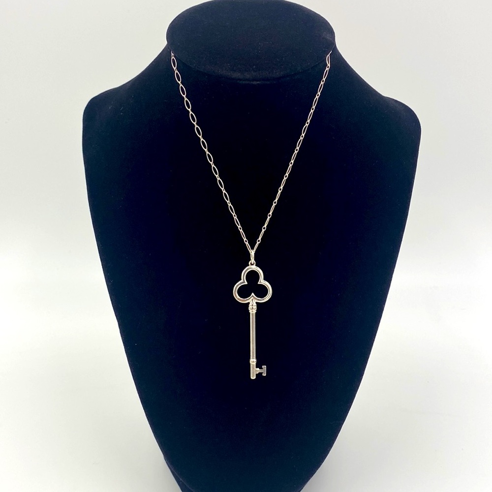 Trefoil key on oval‎ link chain
